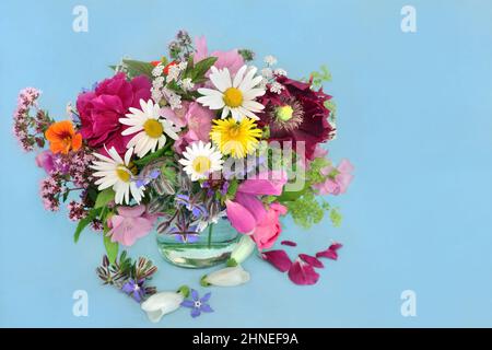 Englische Sommerblumen-Anordnung in einer Vase mit Wildblumen und Kräutern Alle Pflanzen werden auch in pflanzlichen Pflanzenheilmitteln verwendet, um eine Vielzahl von il zu heilen Stockfoto