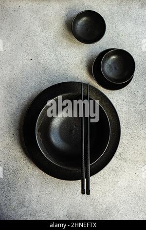 Blick von oben auf ein minimalistisches asiatisches Restaurant mit Essstäbchen Stockfoto