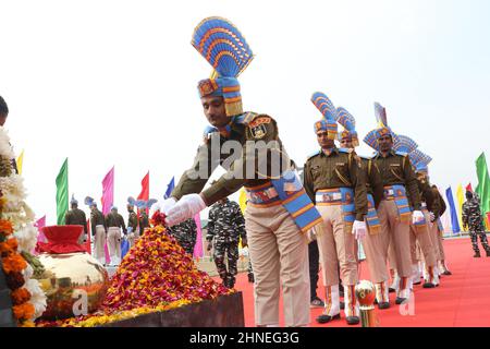 Srinagar, Indien. 14th. Februar 2022. Indische paramilitärische Soldaten zollen den CRPF-Soldaten während des dritten Jahrestages eines Selbstmordattentats Tribut, bei dem am 14. Februar 2022 in Jammu und im Distrikt Pulwama in Kaschmir in Srinagar, Indien, 40 Soldaten getötet wurden. (Foto von Kamran Raashid Bhat/INA Photo Agency/Sipa USA) Quelle: SIPA USA/Alamy Live News Stockfoto