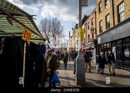 Menschen auf der Whitechapel Road, Tower Hamlets, London, Großbritannien Stockfoto