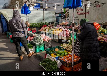 Whitechapel Road Market, ein seit langem etablierter historischer Londoner Straßenmarkt, Tower Hamlets, London, Großbritannien Stockfoto