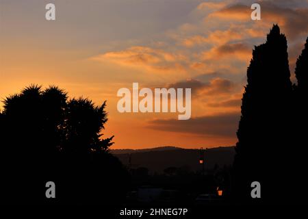 Winteruntergang in Haut de Cages (Cagnes sur Mer, Frankreich). Mediterrane Winterlandschaft in der Abenddämmerung Stockfoto