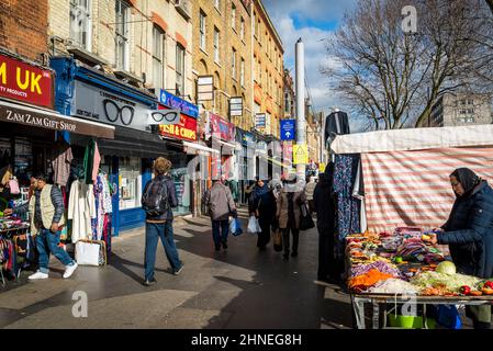 Menschen auf der Whitechapel Road, Tower Hamlets, London, Großbritannien Stockfoto