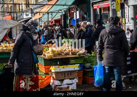 Whitechapel Road Market, ein seit langem etablierter historischer Londoner Straßenmarkt, Tower Hamlets, London, Großbritannien Stockfoto