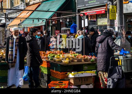 Whitechapel Road Market, ein seit langem etablierter historischer Londoner Straßenmarkt, Tower Hamlets, London, Großbritannien Stockfoto