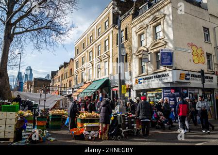 Whitechapel Road Market, ein seit langem etablierter historischer Londoner Straßenmarkt, Tower Hamlets, London, Großbritannien Stockfoto