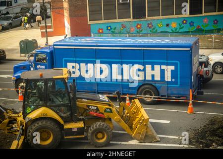 Ein LKW für AbInvev Bud Light Bier in Chelsea in New York am Samstag, 12. Februar 2022 einen Tag vor dem SuperBowl gebrandmarkt. (© Richard B. Levine) Stockfoto