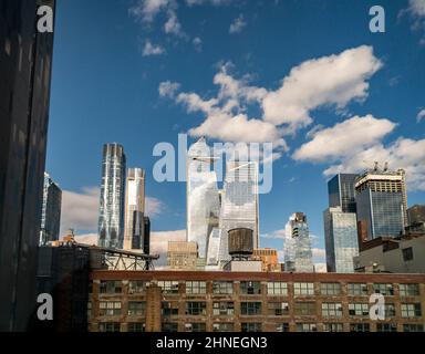 Am Donnerstag, den 10. Februar 2022, erhebt sich die Entwicklung der Hudson Yards hinter älteren Gebäuden im Gallery District von West Chelsea in New York. (© Richard B. Levine) Stockfoto