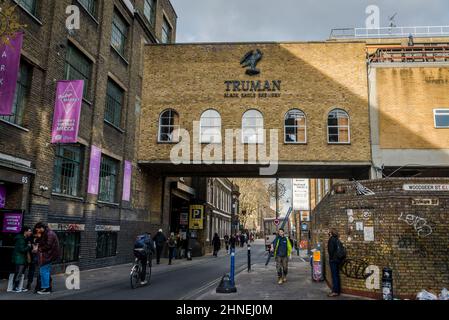 Truman Brewery, ein Büro- und Unterhaltungskomplex in der Brick Lane, einer berühmten Londoner Straße, beherbergt die für ihr Restaurant bekannt gewordenen Bangladesh-Gemeinde Stockfoto