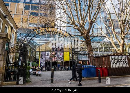 Truman Brewery, ein Büro- und Unterhaltungskomplex in der Brick Lane, einer berühmten Londoner Straße, beherbergt die für ihr Restaurant bekannt gewordenen Bangladesh-Gemeinde Stockfoto