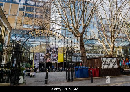 Truman Brewery, ein Büro- und Unterhaltungskomplex in der Brick Lane, einer berühmten Londoner Straße, beherbergt die für ihr Restaurant bekannt gewordenen Bangladesh-Gemeinde Stockfoto