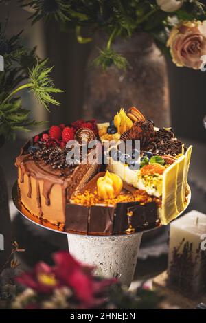 Sechs verschiedene Arten von Kuchenscheiben ergeben einen ganzen Kuchen. Stockfoto