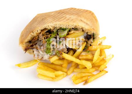 Kebab-Sandwich mit pommes auf weißem Hintergrund Stockfoto