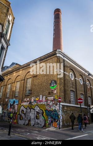 Graffiti-Kunst in der Brick Lane, der legendären Londoner Straße, die Heimat der für ihre eigenen Restaurants bekannten Bangladesh-Gemeinde, heute ein trendiges Hipster-Viertel, Tower Hamle Stockfoto