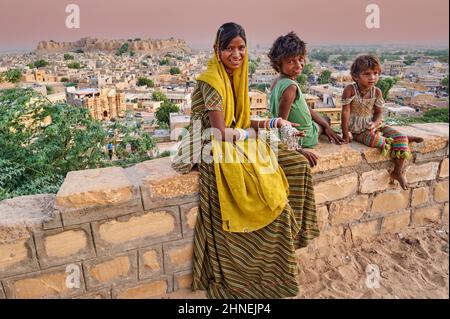 Indien Rajasthan jaisalmer. Porträt einer Gruppe von Jungen und Mädchen Stockfoto