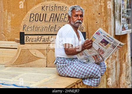 Indien Rajasthan jaisalmer. Ein Mann, der auf der Straße eine Zeitung liest Stockfoto