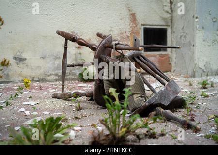 Alter kaputter Holzstuhl vor einem alten Sanatorium, Deutschland Stockfoto
