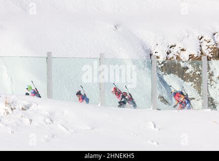 Zhangjiakou, Chinas Provinz Hebei. 16th. Februar 2022. Athleten treten während der 4x6-km-Staffel von Biathlon-Frauen im Nationalen Biathlon-Zentrum in Zhangjiakou, nordchinesische Provinz Hebei, am 16. Februar 2022 an. Kredit: Ding Ting/Xinhua/Alamy Live Nachrichten Stockfoto