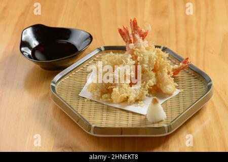 japanisches Essen Deep Fried ebi Tempura Shrimps in einem Tablett mit Chilisauce auf Holzhintergrund Draufsicht Stockfoto