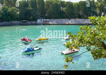 Badebucht mit Tretbooten an der Küste der Adria in der Nähe der Stadt Krk in Kroatien Stockfoto