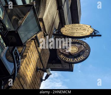 LONDON, Großbritannien - 29. SEPTEMBER 2018: Schilder vor dem Mudlark Pub in Montague Close Stockfoto