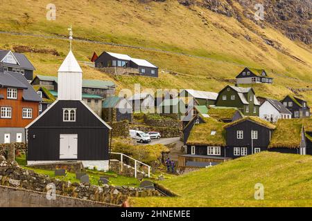 Bour, Färöer - 30. April 2018: Blick auf die Holzkirche in Bour auf der Insel Vagar. Ein kleines Dorf am Hang eines Hügels. Färöer-Inseln Stockfoto