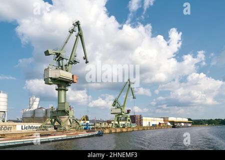 Krane und Industrie im Südhafen des Berliner Bezirks Spandau an der Havel Stockfoto