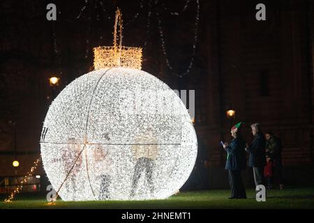 Riesige Weihnachtskugel vor dem Queen Elizabeth II Centre, Westminster, London Stockfoto