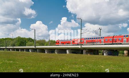 Deutsche Bahn auf einer Brücke zwischen Biederitz und Magdeburg Stockfoto