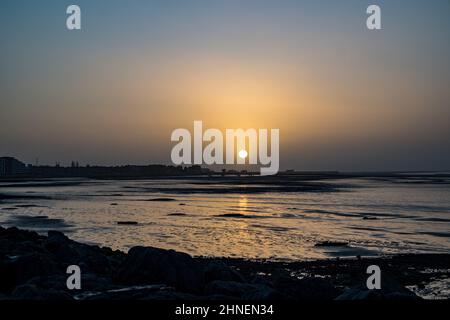 Morecambe, Lancashire, Großbritannien. 16th. Februar 2022. Sonne geht über Morecambme vor der Ankunft von Storm Dudley über Nacht unter Credit: PN News/Alamy Live News Stockfoto