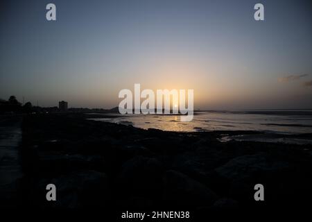 Morecambe, Lancashire, Großbritannien. 16th. Februar 2022. Sonne geht über Morecambme vor der Ankunft von Storm Dudley über Nacht unter Credit: PN News/Alamy Live News Stockfoto