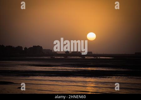 Morecambe, Lancashire, Großbritannien. 16th. Februar 2022. Sonne geht über Morecambme vor der Ankunft von Storm Dudley über Nacht unter Credit: PN News/Alamy Live News Stockfoto