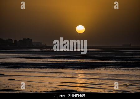 Morecambe, Lancashire, Großbritannien. 16th. Februar 2022. Sonne geht über Morecambme vor der Ankunft von Storm Dudley über Nacht unter Credit: PN News/Alamy Live News Stockfoto