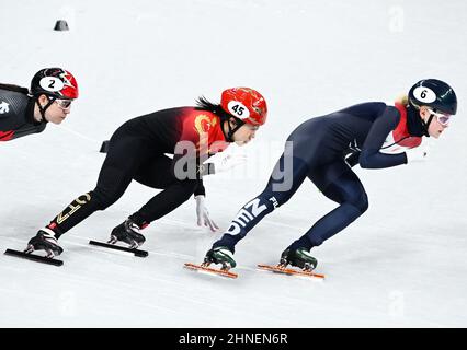 Peking, China. 16th. Februar 2022. Xandra Velzeboer aus den Niederlanden, Zhang Yuting aus China und Courtney Sarault aus Kanada (R bis L) treten beim Halbfinale der Frauen im Jahr 1.500m im Capital Indoor Stadium in Peking, der Hauptstadt Chinas, am 16. Februar 2022 an. Quelle: Ju Huanzong/Xinhua/Alamy Live News Stockfoto