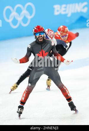 Peking, China. 16th. Februar 2022. Steven Dubois aus Kanada feiert nach dem Staffelfinale der Herren 5.000m im Capital Indoor Stadium in Peking, der Hauptstadt Chinas, am 16. Februar 2022 das Kurzstrecken-Eislaufen. Quelle: Lan Hongguang/Xinhua/Alamy Live News Stockfoto