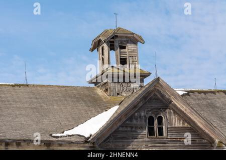 Nahaufnahme des Daches einer alten Holzscheune aus dem Jahr 1882. LaSalle County, Illinois, USA. Stockfoto