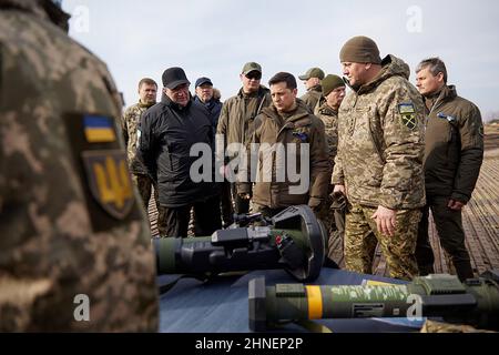 Rivne, Ukraine. 16th. Februar 2022. Der ukrainische Präsident Wolodymyr Zelensky (2nd R) hörte sich am Mittwoch, dem 16. Februar 2022, während einer Militärübung vor der Stadt Rivne in der Nordukraine Erklärungen an. Foto vom ukrainischen Verteidigungsministerium/UPI Kredit: UPI/Alamy Live Nachrichten Stockfoto