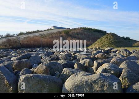 Blick über ein Steinfeld auf einen Aussichtspunkt auf das ehemalige Tagebau in Brandenburg Stockfoto