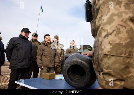 Rivne, Ukraine. 16th. Februar 2022. Der ukrainische Präsident Wolodymyr Zelensky (3rd, L) hört sich am Mittwoch, den 16. Februar 2022, bei einer Militärübung vor der Stadt Rivne, im Norden der Ukraine, Erklärungen an. Foto vom ukrainischen Verteidigungsministerium/UPI Kredit: UPI/Alamy Live Nachrichten Stockfoto