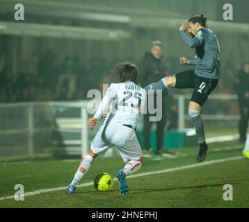 Antonio Gallo von uns Lecce und Mattia Mustacchio von US Alessandria Calcio während der italienischen Serie B, Fußballspiel zwischen Alesandria Calcio und uns Lecce, am 16. Februar 2022 im Moccagatta Stadion von Alessandria, Italien. Foto Nderim KACELI Stockfoto