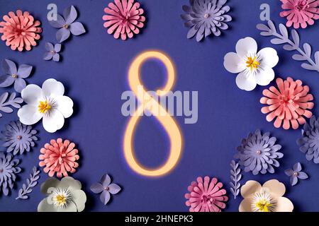 Floraler violetter Hintergrund mit farbigem Neon-Design mit der Nummer 8. Internationaler Frauentag. Farbtrends 2022 sehr peri. Stockfoto