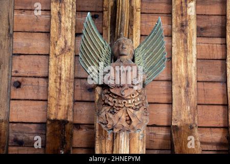Kirche der Jungfrau Maria, Gising, geschnitzter Engel, Dach, Stockfoto