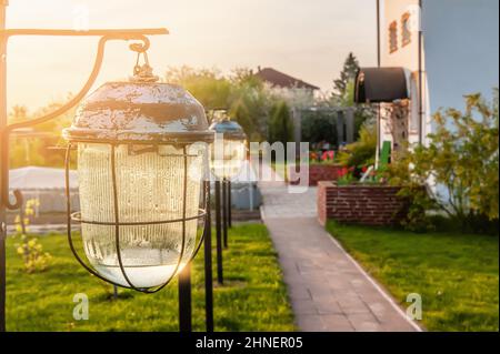 Energiesparlampen zur Beleuchtung des Bereichs in der Nähe des Hauses. Solarzellen dienen zur Beleuchtung des Geländes und des Parks. Stockfoto