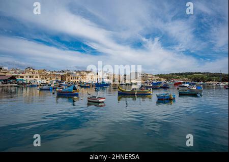 Traditionelle bunte Fischerboote im Hafen des Fischerdorfes Marsaxlokk, Malta Stockfoto