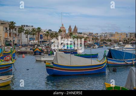 Traditionelle bunte Fischerboote im Hafen des Fischerdorfes Marsaxlokk, Malta Stockfoto