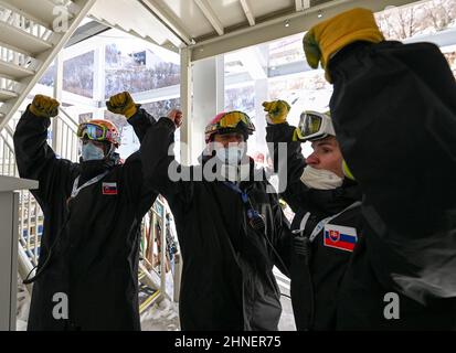 Peking, China. 16th. Februar 2022. Mitarbeiter der Slowakei reagieren beim Herren-Slalom des alpinen Skisports bei den Olympischen Winterspielen 2022 in Peking im Nationalen Zentrum für alpines Skifahren in Yanqing, Peking, der Hauptstadt Chinas, am 16. Februar 2022. Quelle: He Changshan/Xinhua/Alamy Live News Stockfoto