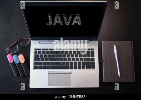 Draufsicht auf Laptop mit Text Java. JAVA-Beschriftung auf Laptop-Bildschirm und Tastatur. Lernen Sie Java-Programmiersprache, Computerkurse, Schulungen. Stockfoto