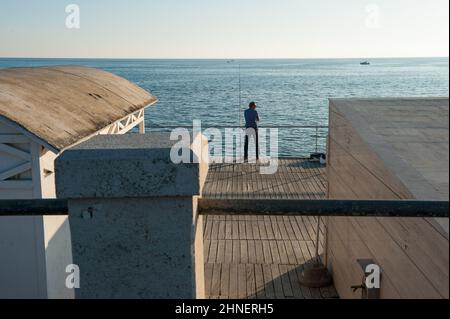 Lido di Ostia, Rom, Italien 18/10/2017: Fischer, Lutazio Catulo Promenade. © Andrea Sabbadini Stockfoto