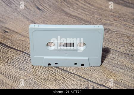 Audiokassette. Retro-Musikmedium, kompakte Kassette für Tonbandgerät. Stockfoto