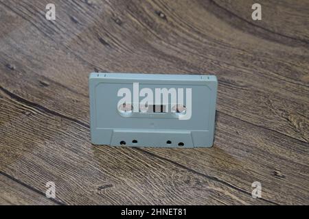 Audiokassette. Retro-Musikmedium, kompakte Kassette für Tonbandgerät. Stockfoto